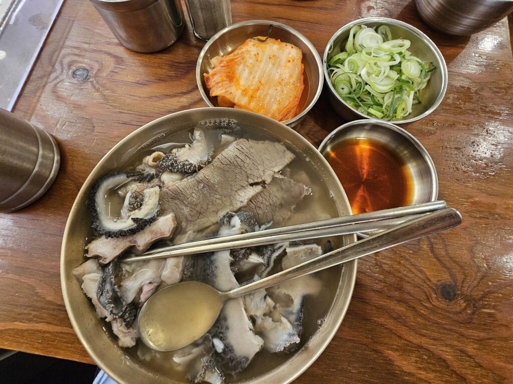 Hadongkwan 30-gong gomtang with beef and offal