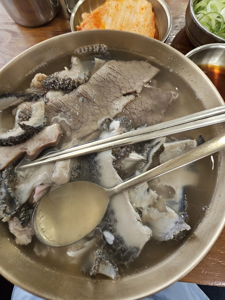 Hadongkwan 30-gong gomtang with beef and offal