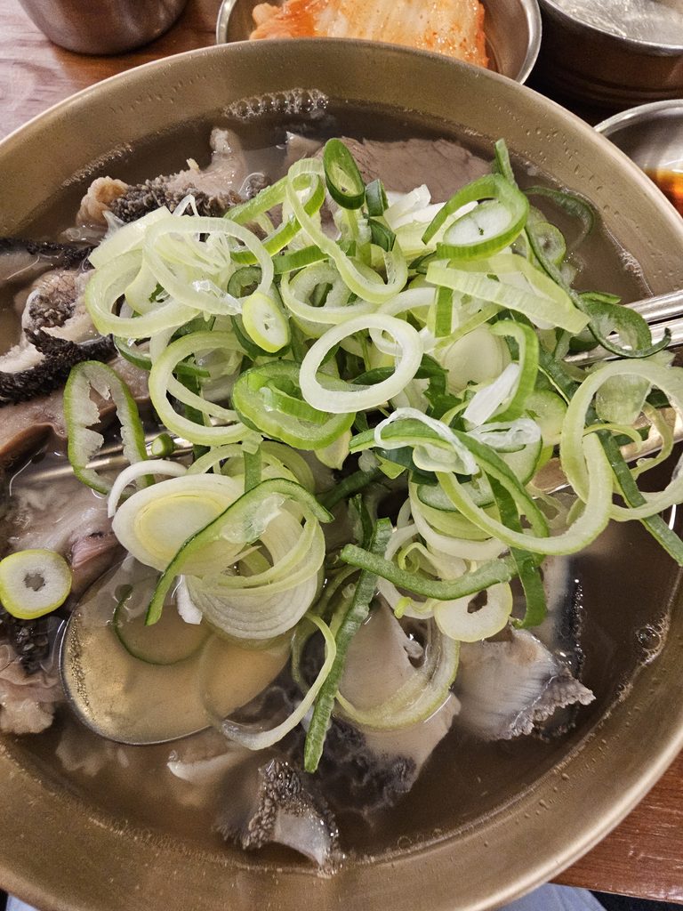 Hadongkwan 30-gong gomtang with beef and offal