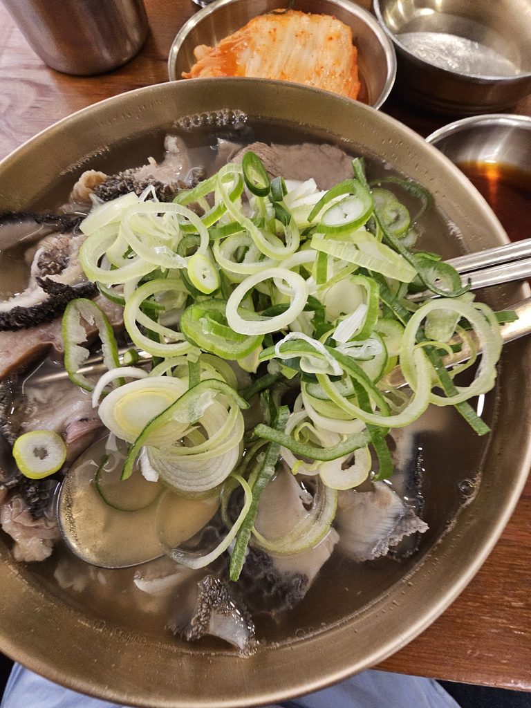 Hadongkwan 30-gong gomtang with beef and offal