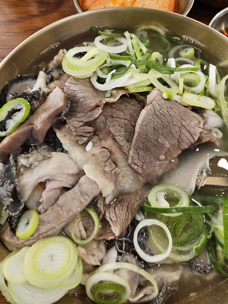Hadongkwan 30-gong gomtang with beef and offal