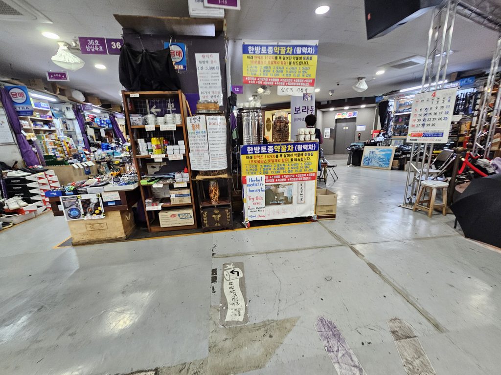 Second floor of Seoul Folk Flea Market