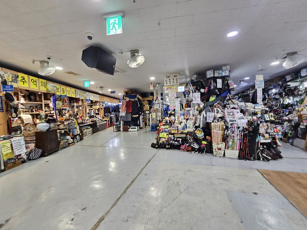 Second floor of Seoul Folk Flea Market