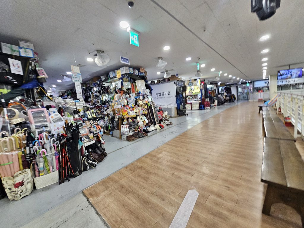 Second floor of Seoul Folk Flea Market