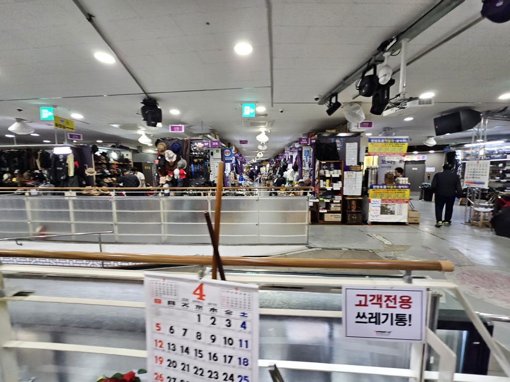 Second floor of Seoul Folk Flea Market