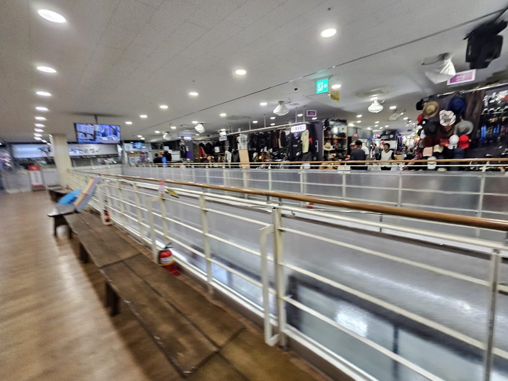 Second floor of Seoul Folk Flea Market